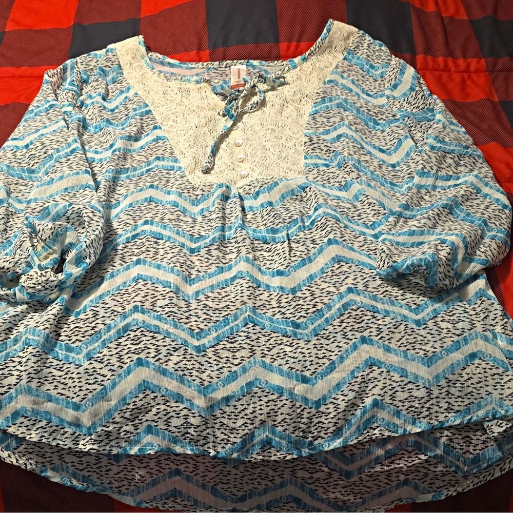 No Boundaries Women's XXL/2XG Blue/White Chevron Blouse Short Sleeve Tie Neck